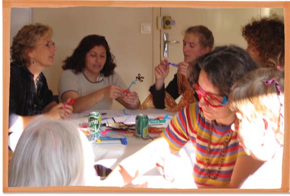 Groupe en conversation pendant la phase Concevoir