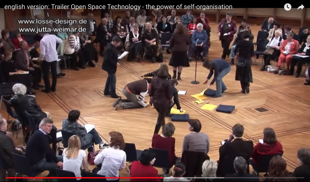Participants réunis en cercle lors d’un Forum Ouvert, une méthode d’intelligence collective fondée sur l’auto-organisation