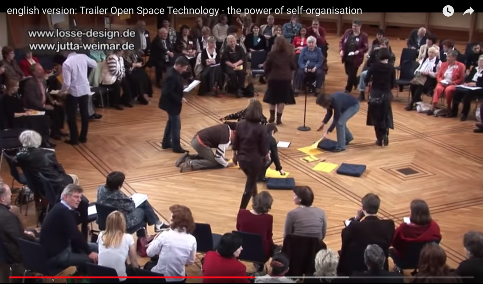 Participants réunis en cercle lors d’un Forum Ouvert fondé sur l’auto-organisation
