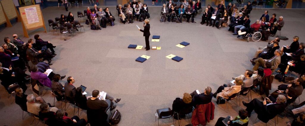 Participants réunis lors d’une médiation collective à grande échelle