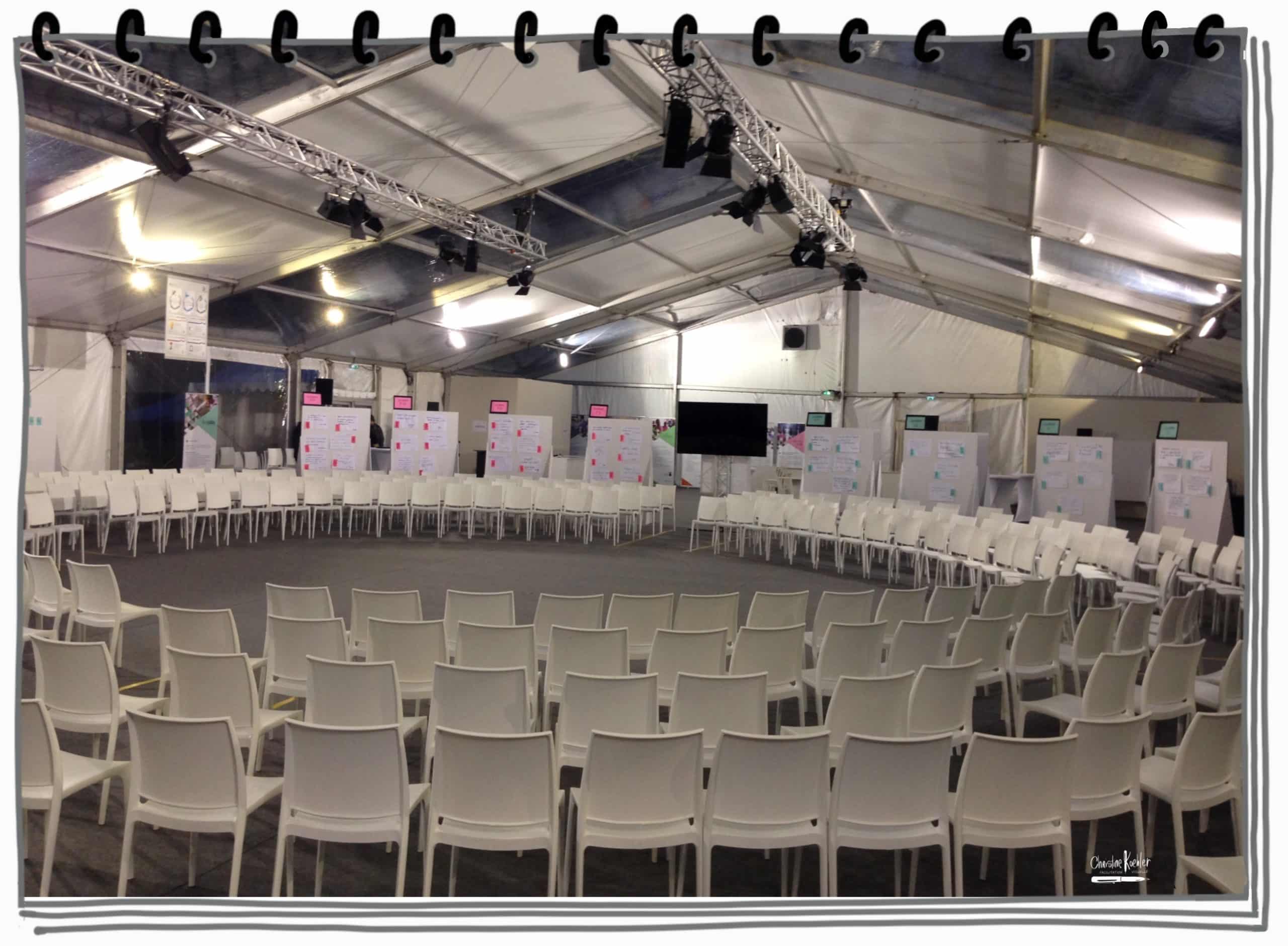 photo d'un cercle de 400 chaises pour un forum ouvert