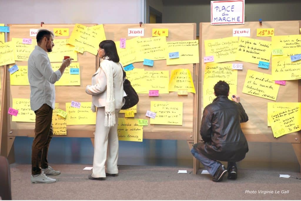 Participants choisissant leurs sujets de travail lors d’un Forum Ouvert sur la médiation