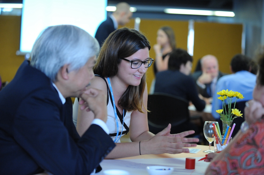 Discussion à une table de world café, diversité de génératiions