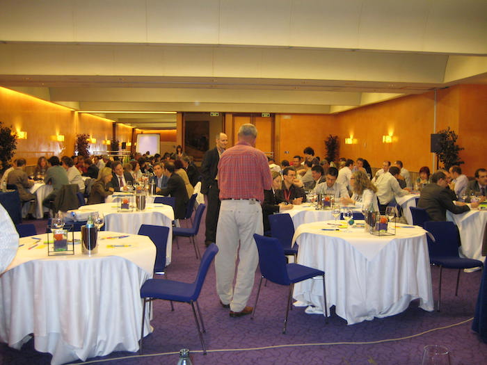vue d'eensemble d'un world café aevec tables participants et facilitateur