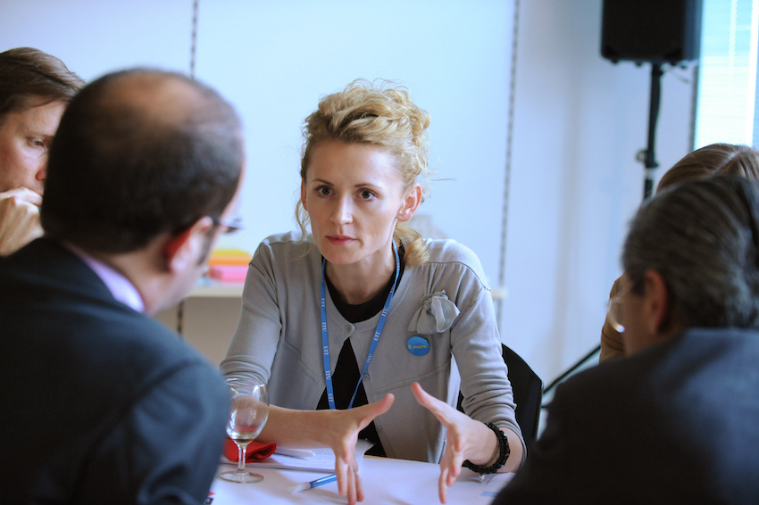 Discussion à une table de world café