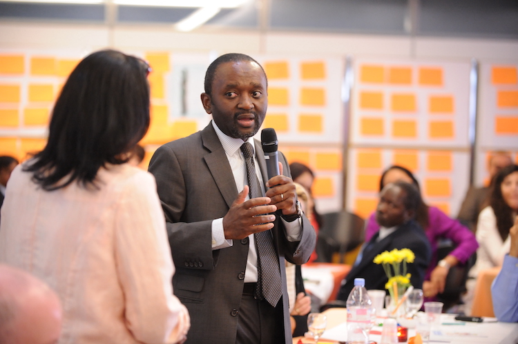 personne prenant la parole au micro pendant un World Café
