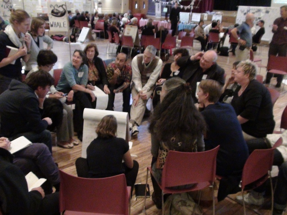 Participants en cercle lors d’un Forum Ouvert, dispositif d’intelligence collective pour traiter une situation complexe