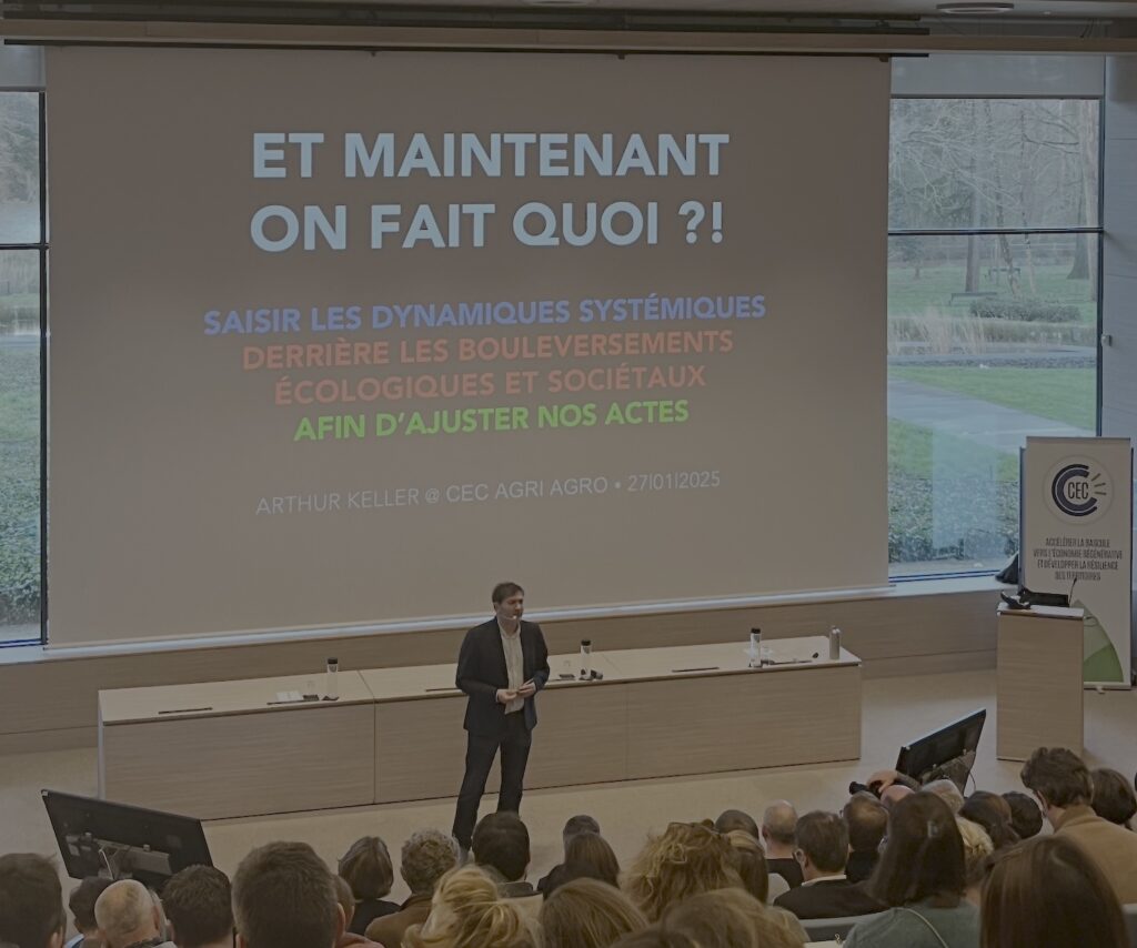 Et maintenant on fait quoi ? Intervention d'Arthur Keller : saisir les dynamiques systémiques derrière les bouleversements écologiques et sociaux afin d'ajuster nos actes.