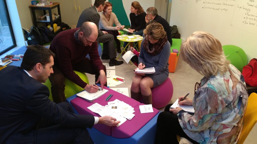 Formation aux Clés des Dynamiques de Groupe – atelier d’intelligence collective- participants en interaction