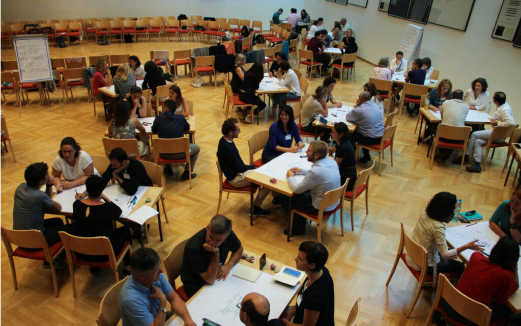 world café à l'échelle d'une grand groupe de personnes