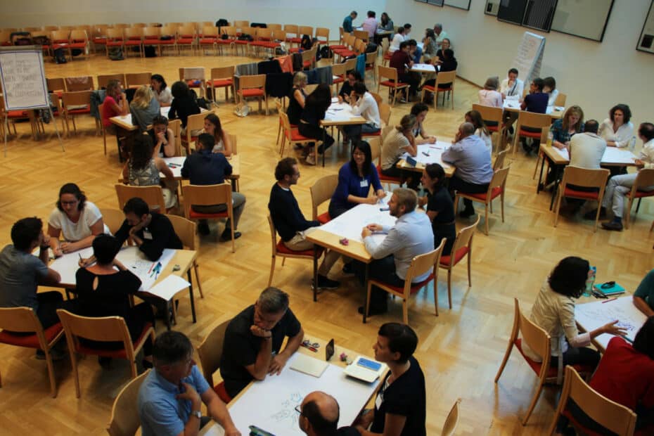 Dispositif de dialogue au format world café à l'échelle d'une grand groupe de personnes