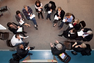 Participants travaillant en petits groupes sur les enjeux de la médiation