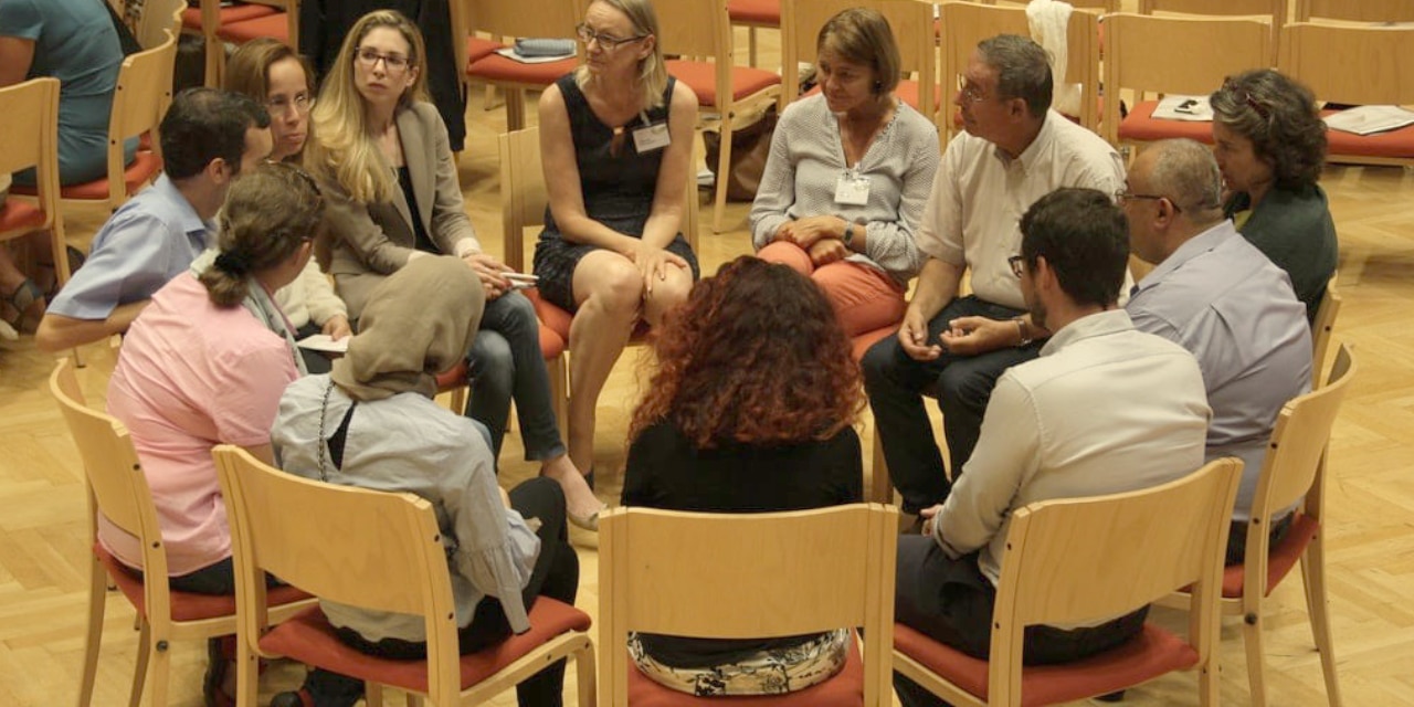 12 personnes en cercle de dialogue