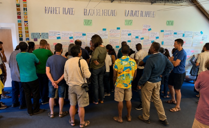 Participants réunis autour de l'ordre du jour d'un Forum Ouvert international de 5 jours.