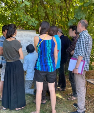 Personnes travaillant devant un panneau lors d'un séminaire international de renouvellement de la gouvernance.