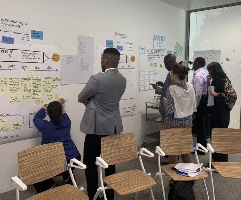 Participants travaillant sur des templates de facilitation graphique lors d’un atelier collectif